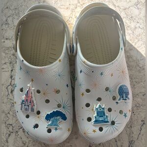 BNWT - Disney World 4 Parks Crocs - M7/W9